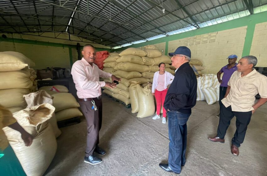  Danilo Medina visita a productores favorecidos con Visitas Sorpresa