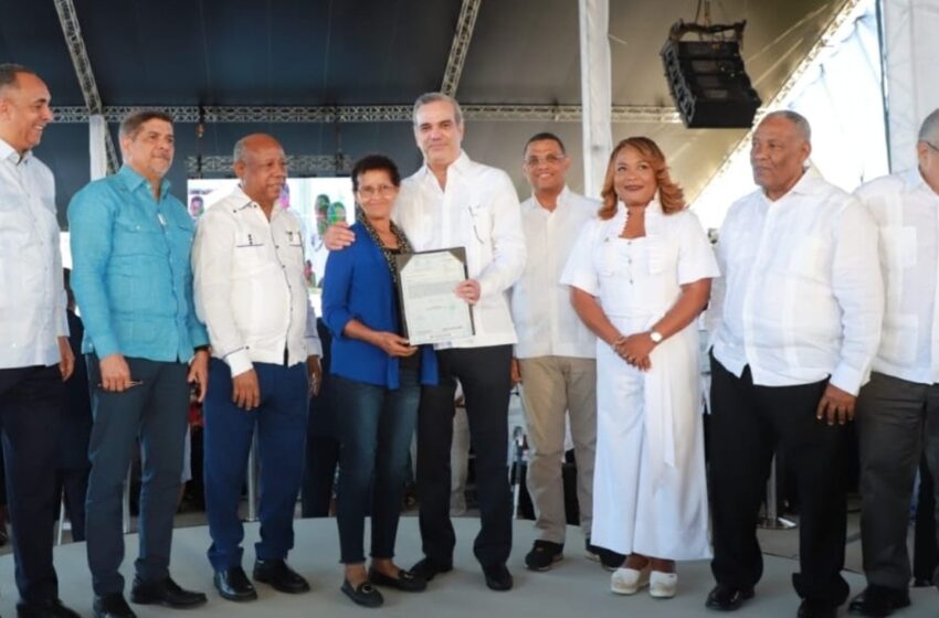  Presidente Luis Abinader entrega 2,298 certificados de título en Consuelo, San Pedro de Macorís