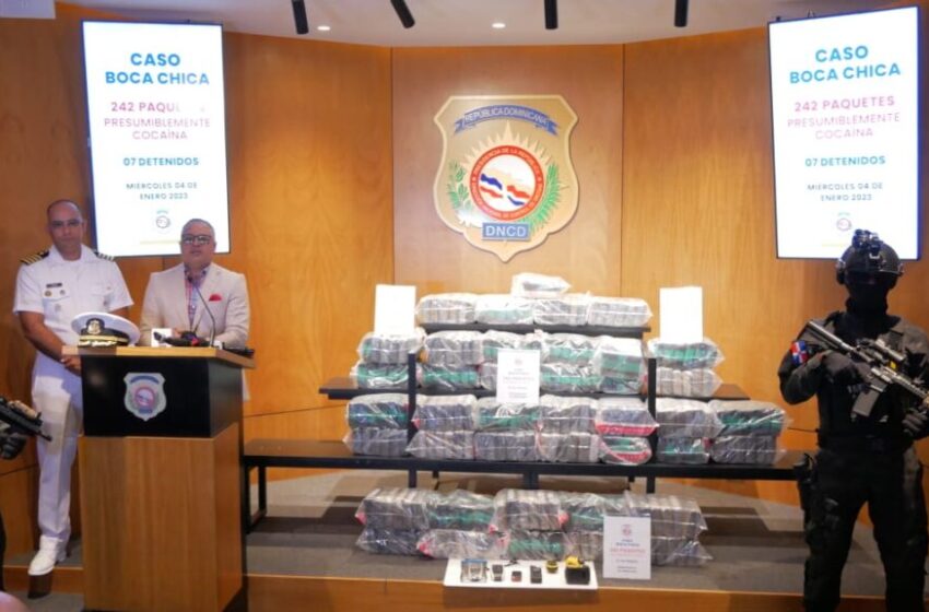  Arrestan siete con 242 paquetes presumiblemente cocaína en Boca Chica