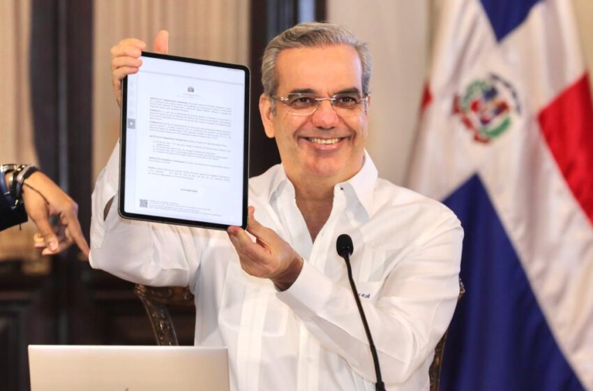  Presidente Abinader firma primer decreto de manera digital