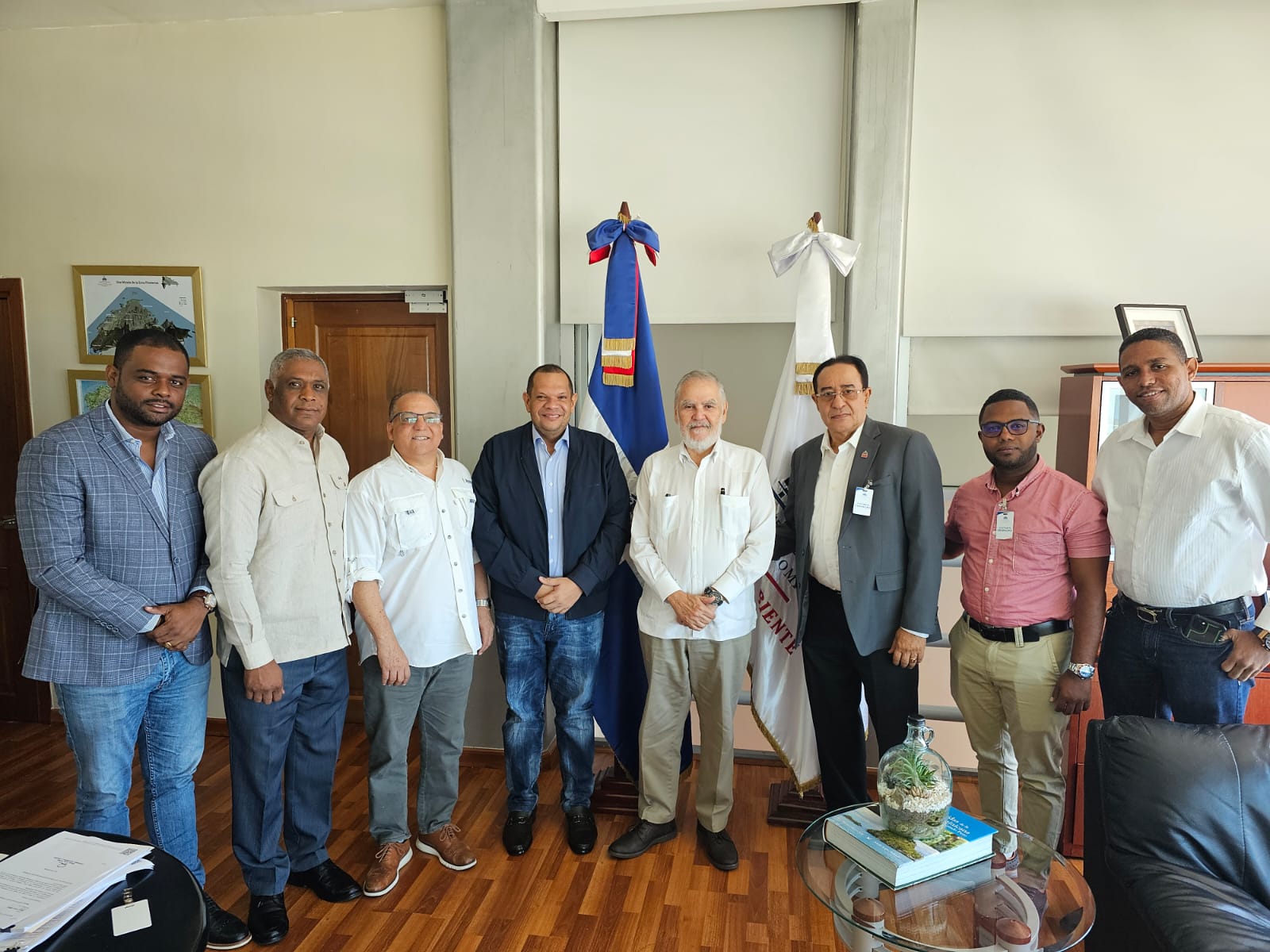 Ministro de Medio Ambiente se reúne con los comisionados del vertedero de Duquesa