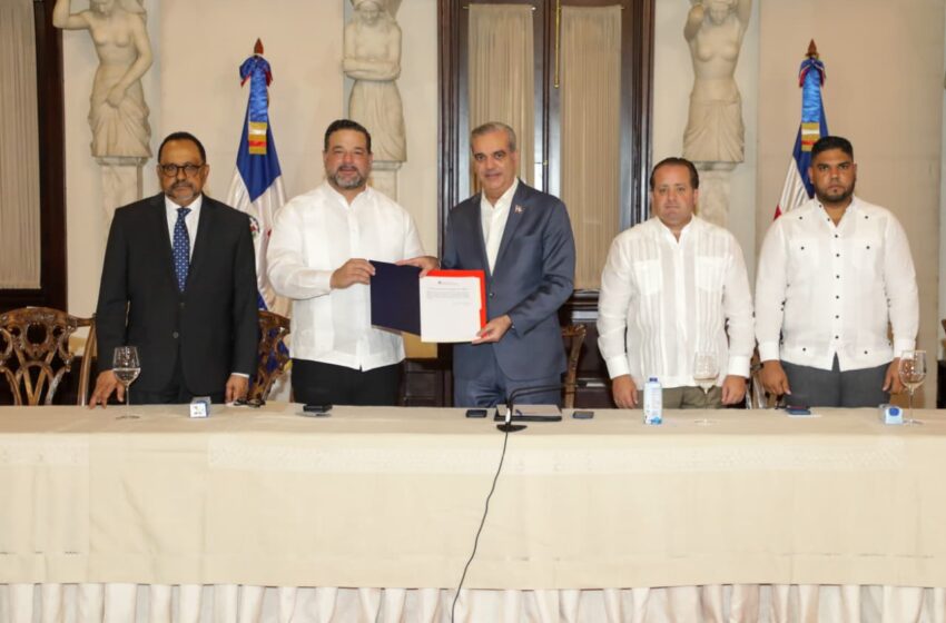 Anuncia inicio titulación de más de 43 millones de metros cuadrados en Parque Nacional Los Haitises